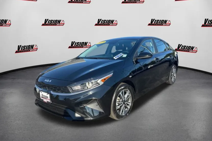 2023 Kia Forte LXS photo 1
