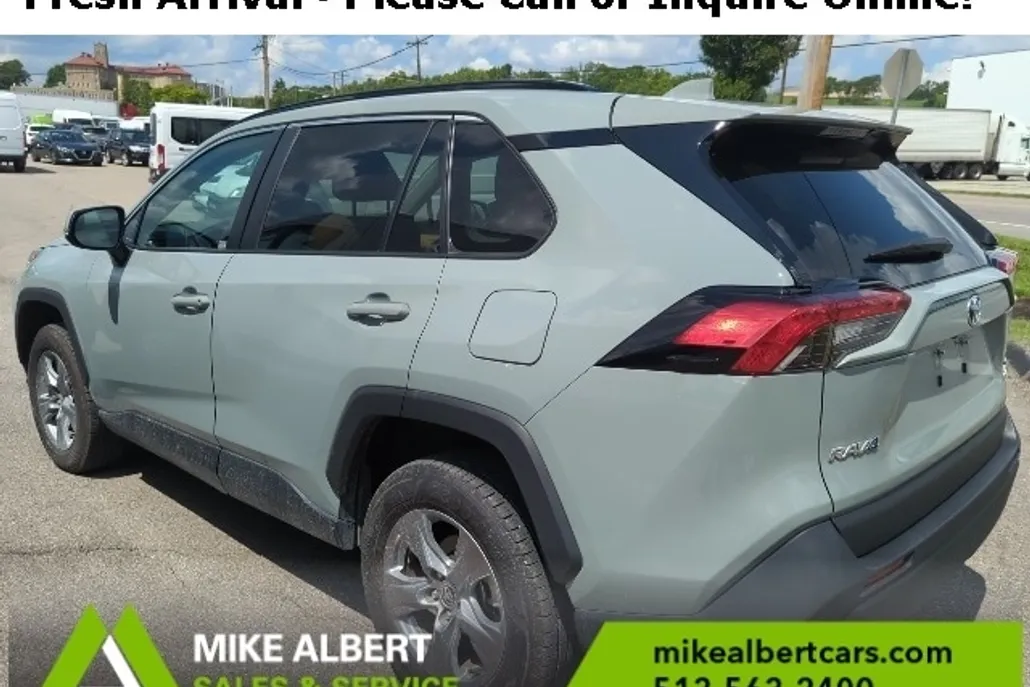 2023 Toyota RAV4 Hybrid XLE photo 1