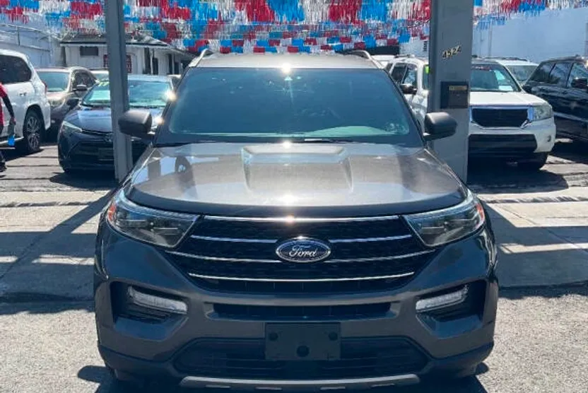 2020 Ford Explorer XLT photo 1