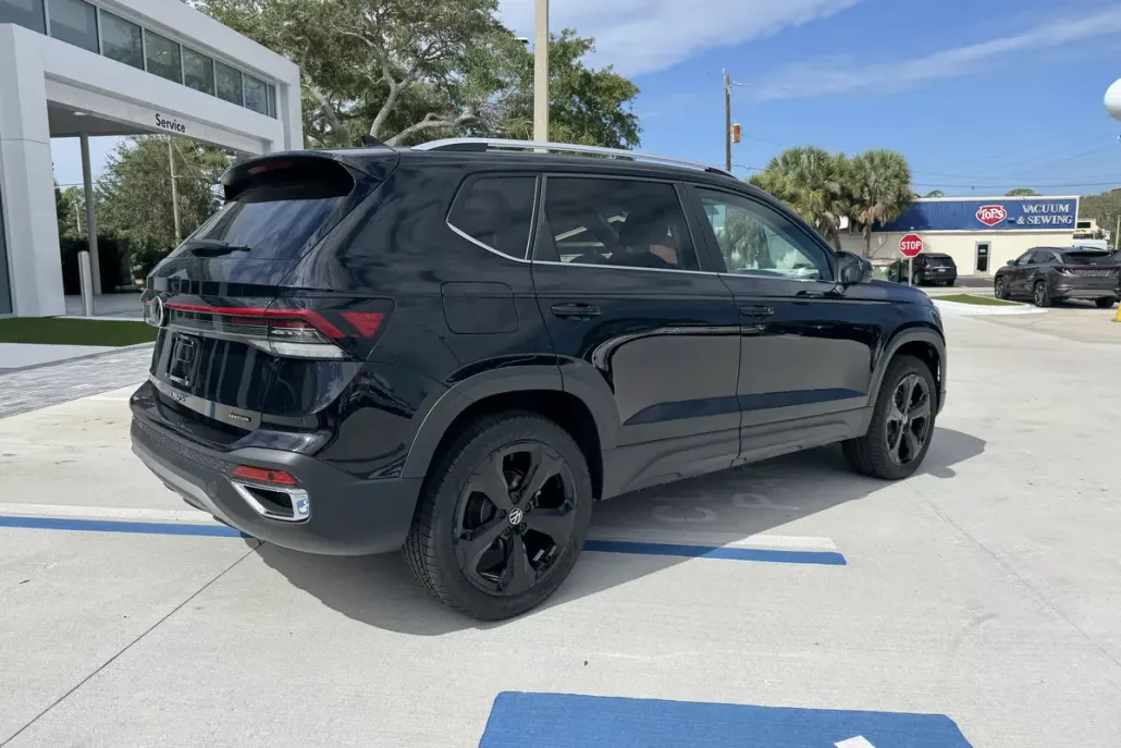 2025 Volkswagen Taos SEL photo 1
