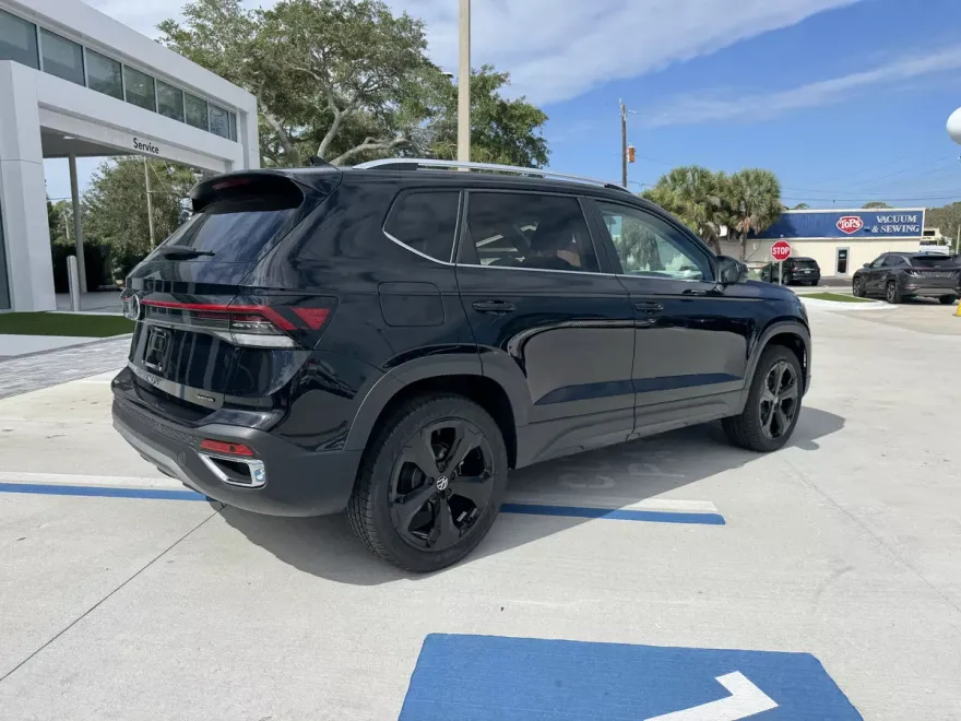 2025 Volkswagen Taos SEL photo 1