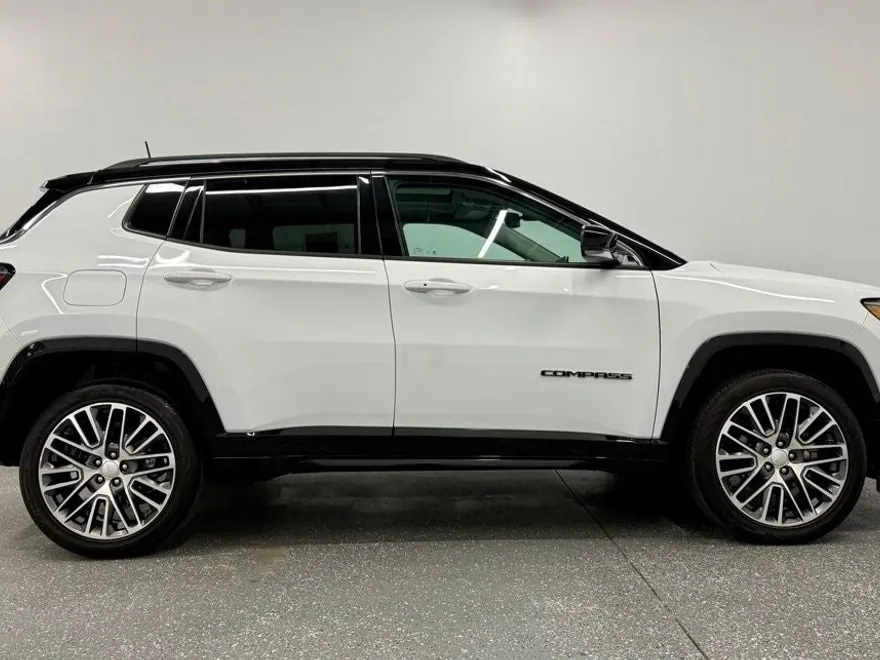 2022 Jeep Compass Limited photo 1