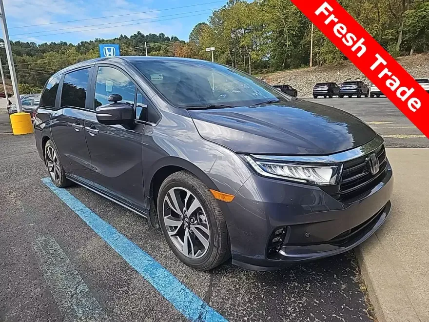 2023 Honda Odyssey Touring photo 1