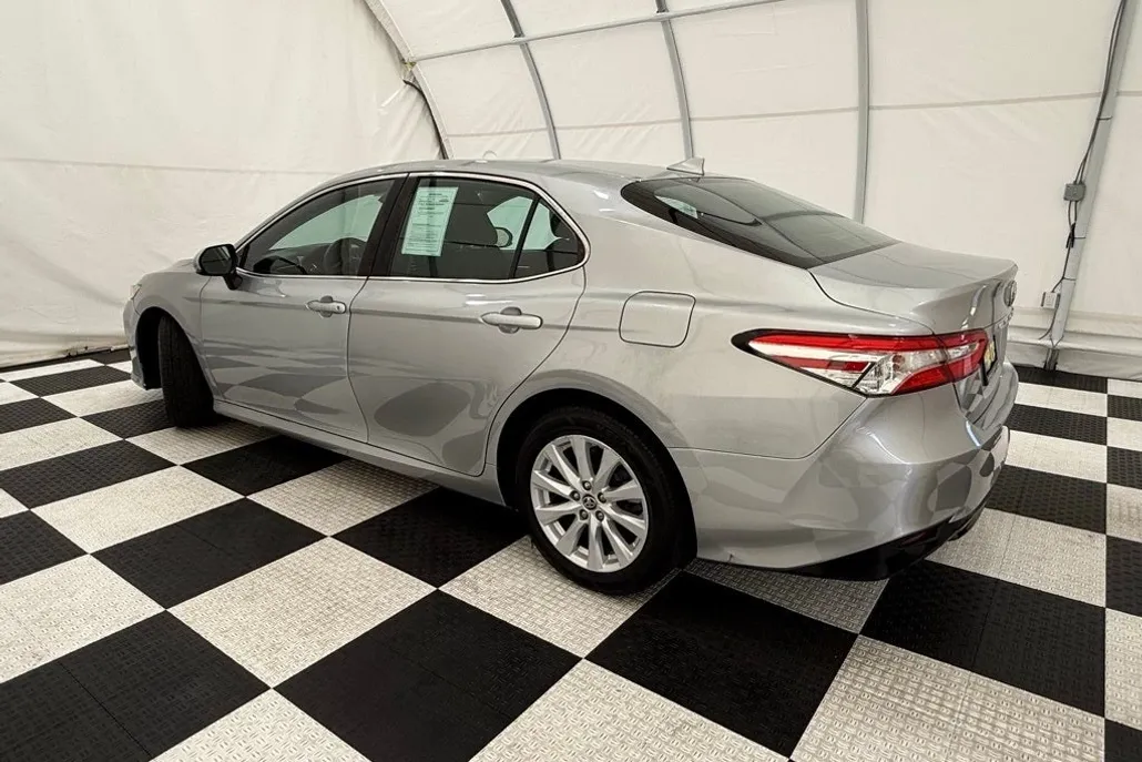 2020 Toyota Camry LE photo 1