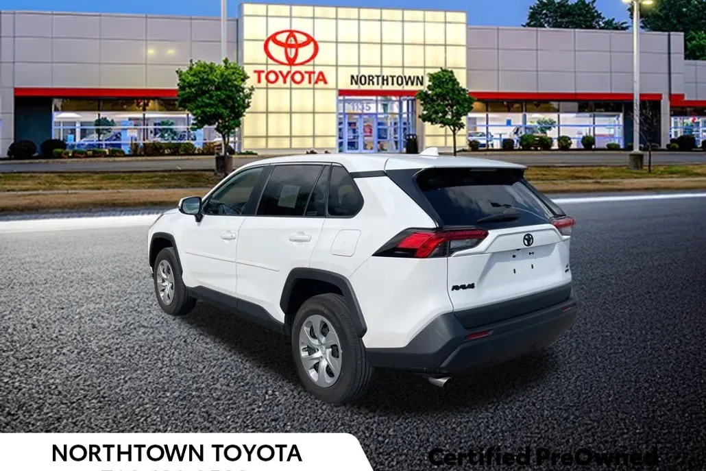 2022 Toyota RAV4 LE photo 1