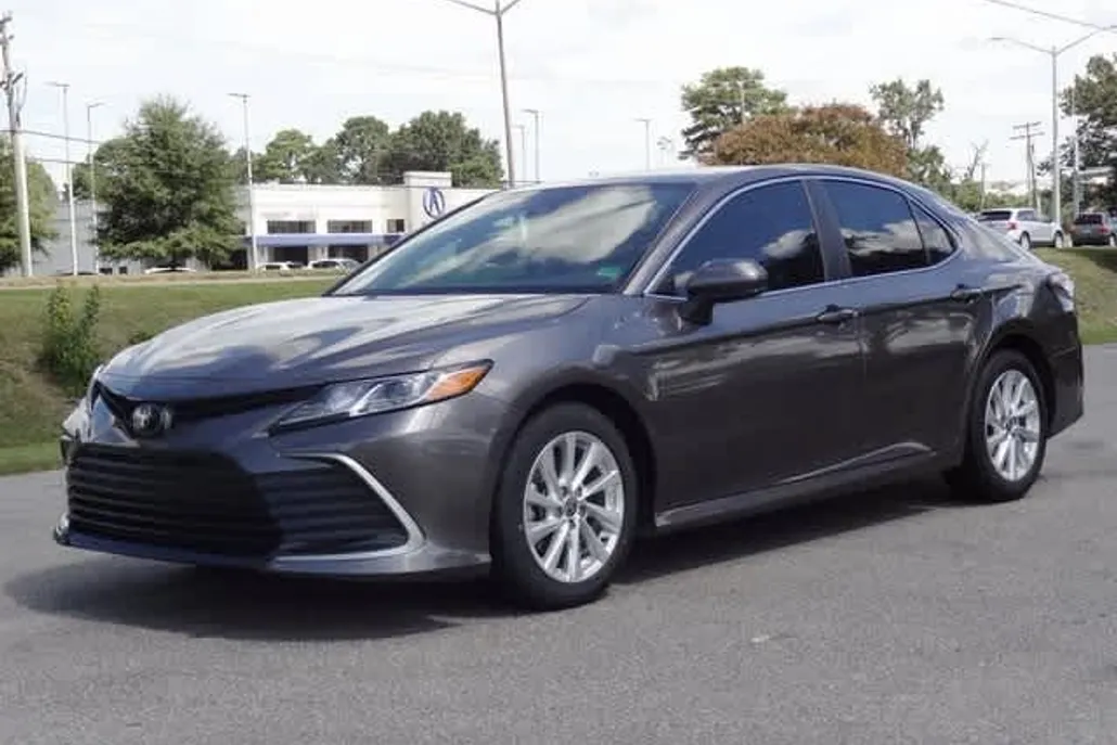 2023 Toyota Camry LE photo 1