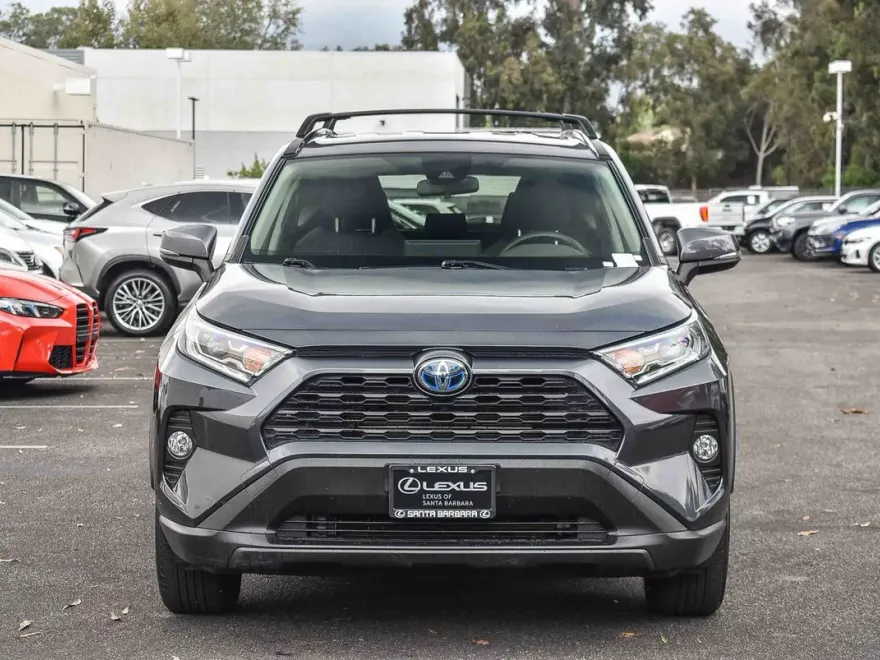 2021 Toyota RAV4 XLE photo 1