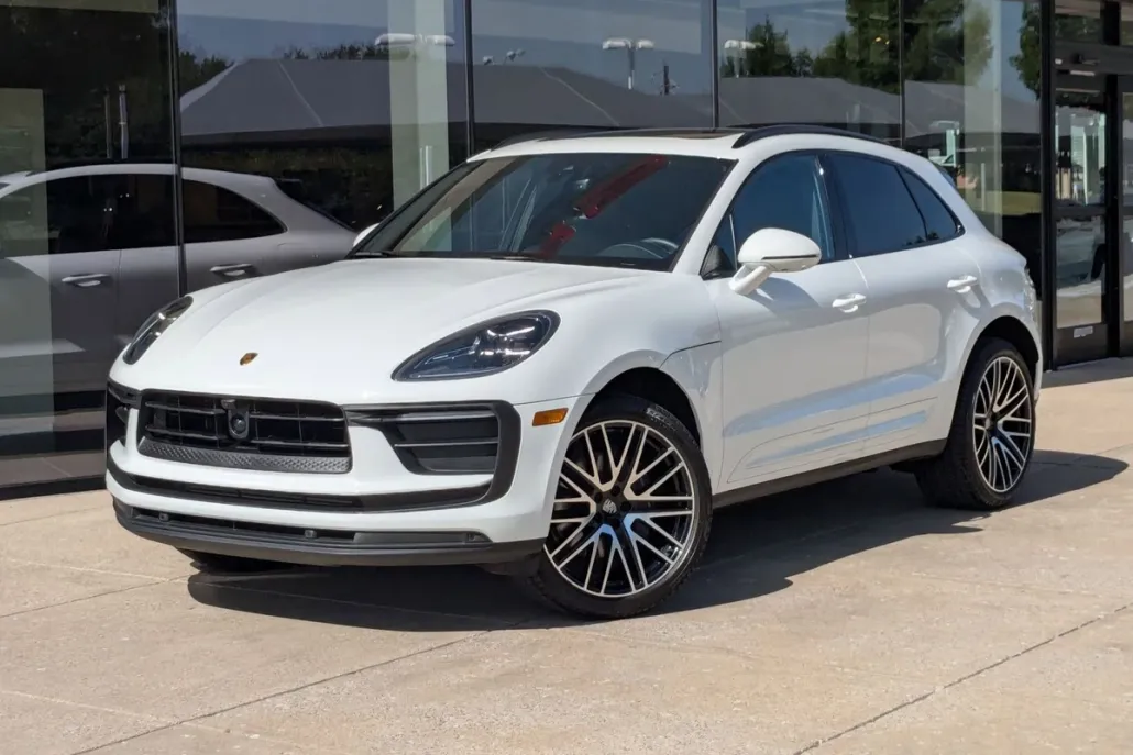2025 Porsche Macan T photo 1