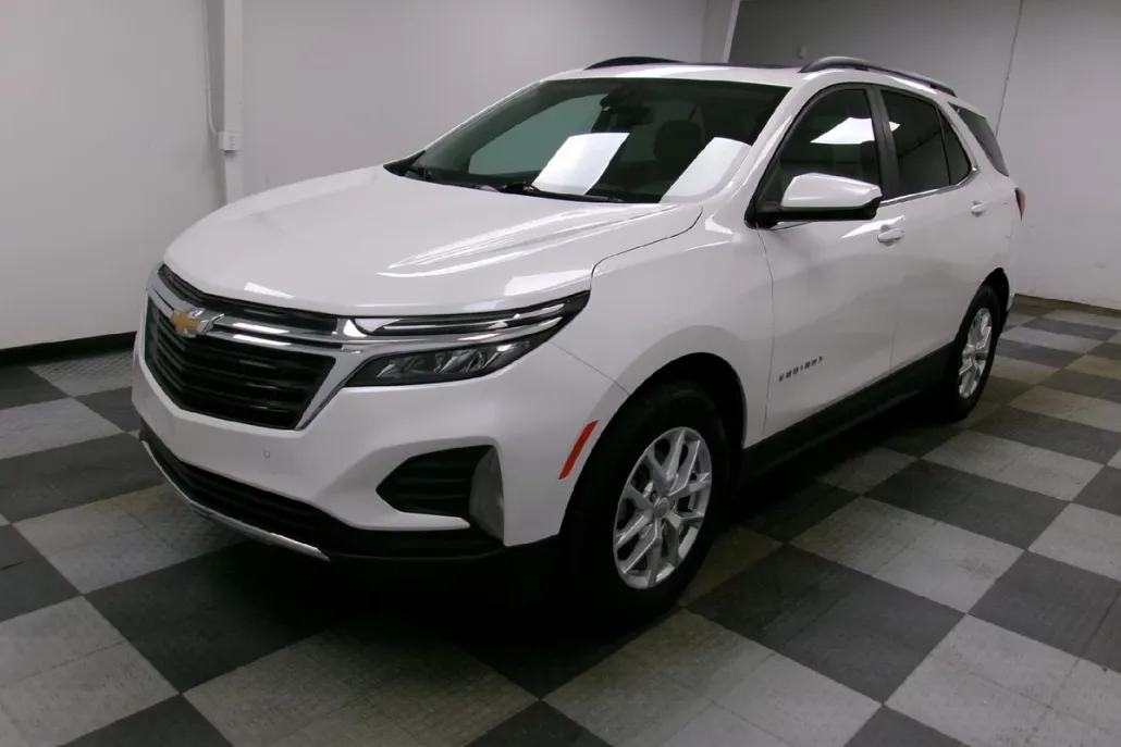2023 Chevrolet Equinox LT photo 1