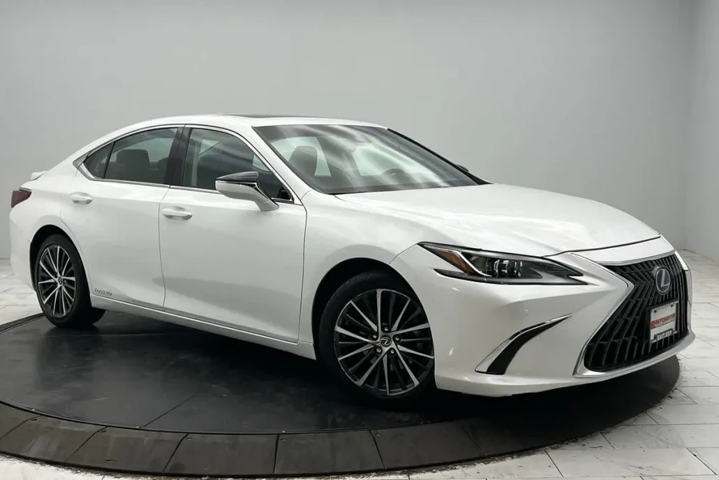 2022 Lexus ES 300h photo 1