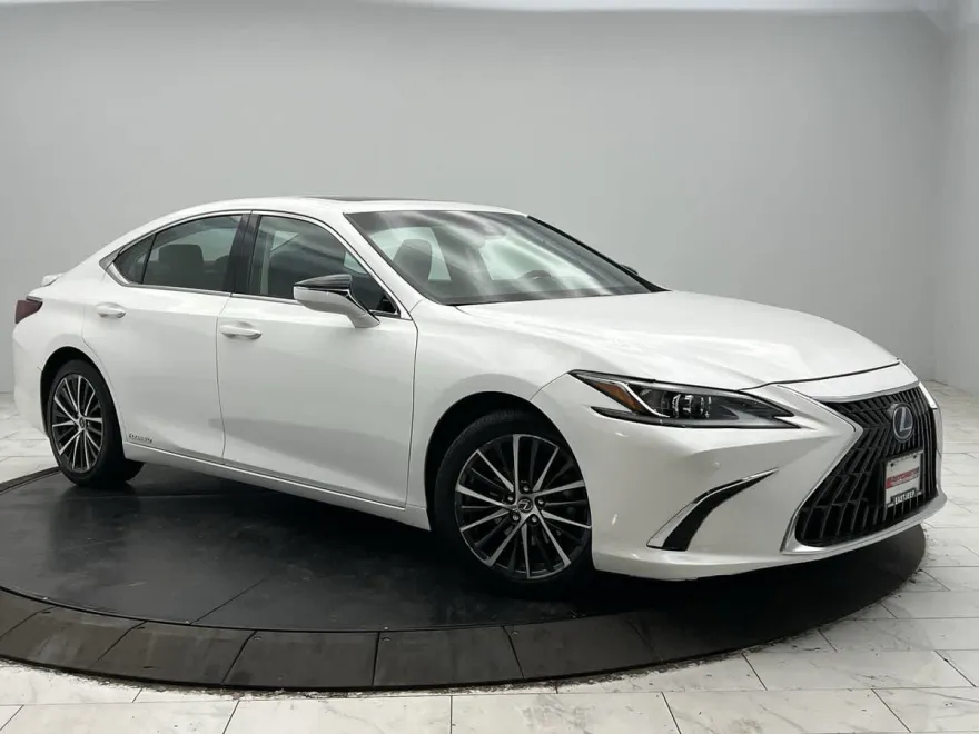 2022 Lexus ES 300h photo 1