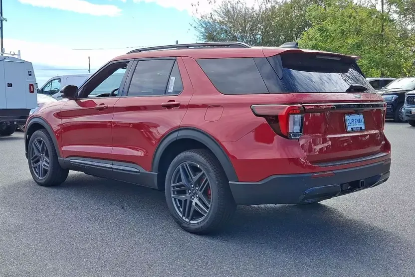2025 Ford Explorer ST-Line photo 1