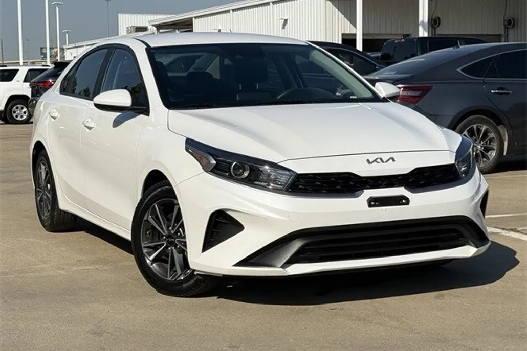 2023 Kia Forte LXS photo 1