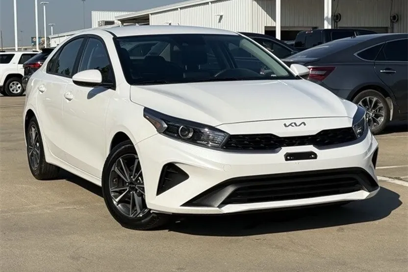 2023 Kia Forte LXS photo 1