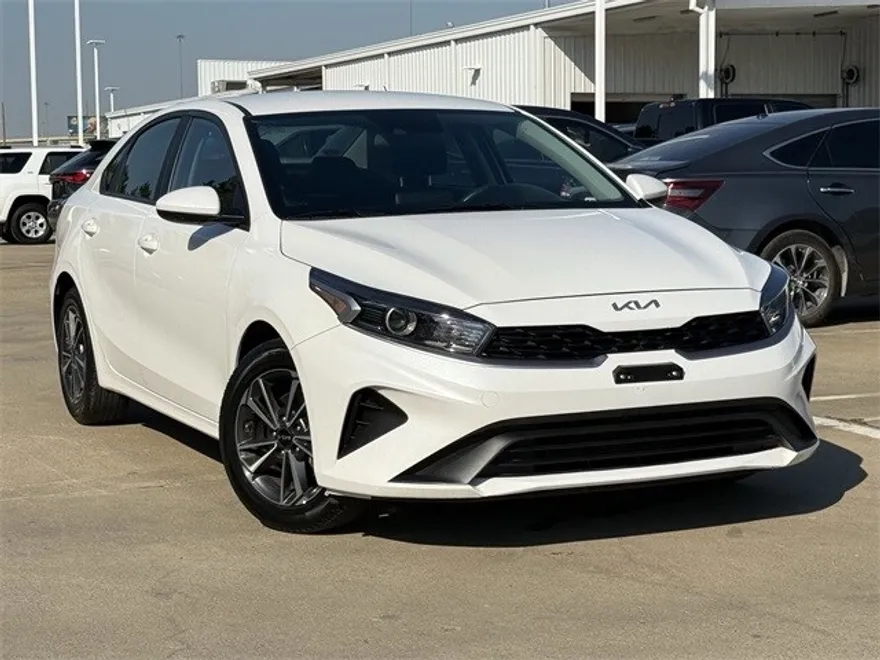 2023 Kia Forte LXS photo 1
