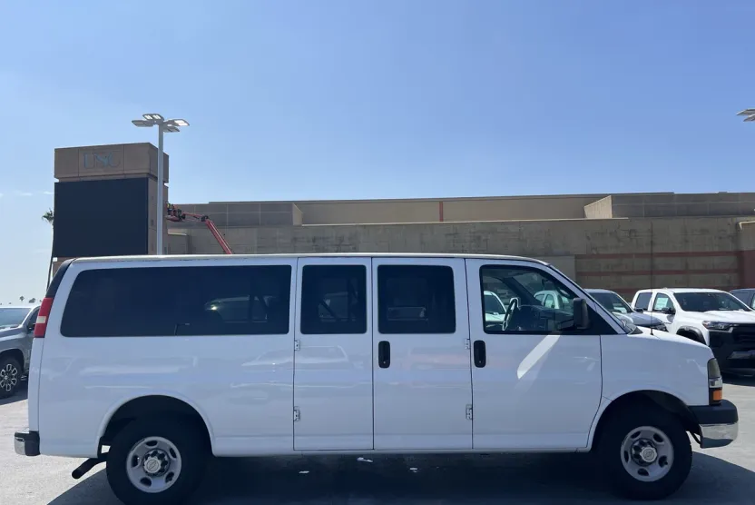 2013 Chevrolet Express Passenger 3500 LT photo 1