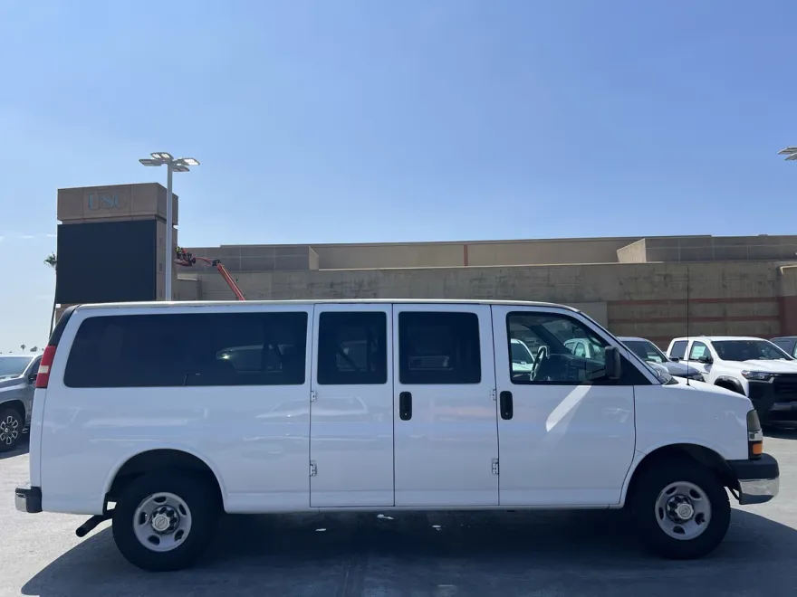 2013 Chevrolet Express Passenger 3500 LT photo 1