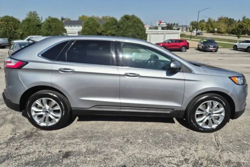 2022 Ford Edge Titanium photo 1