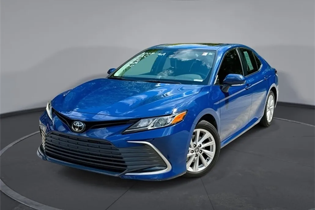 2023 Toyota Camry LE photo 1