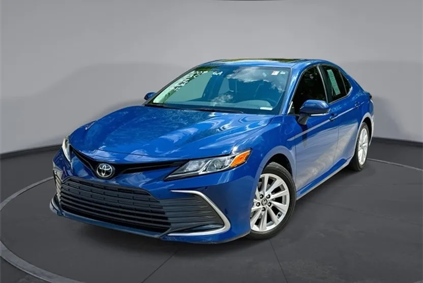 2023 Toyota Camry LE photo 1