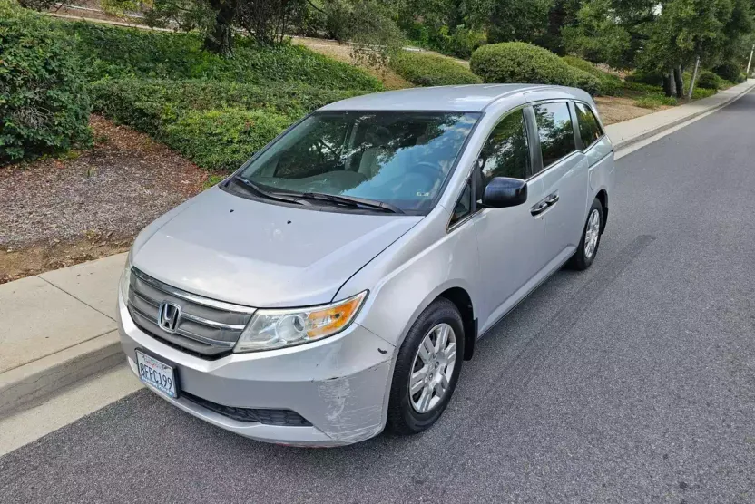 2011 Honda Odyssey LX photo 1