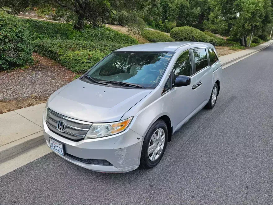 2011 Honda Odyssey LX photo 1