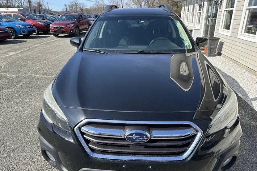 2018 Subaru Outback 2.5i Premium photo 1