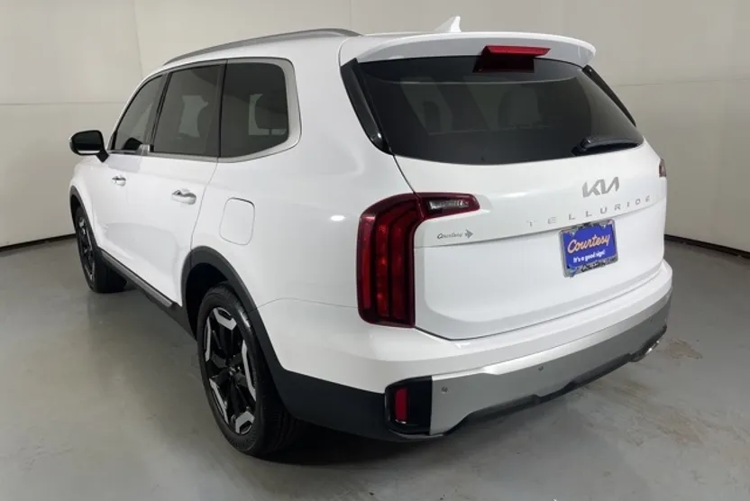2023 Kia Telluride S photo 1