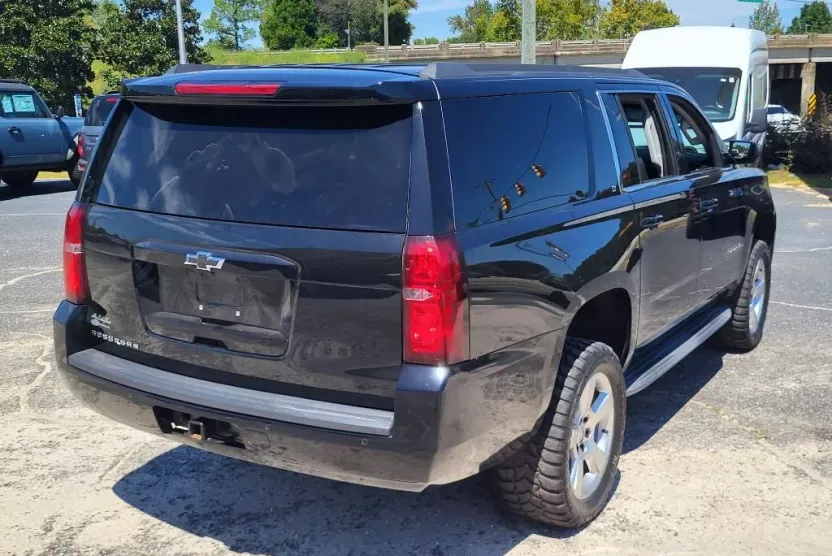 2019 Chevrolet Suburban LT photo 1