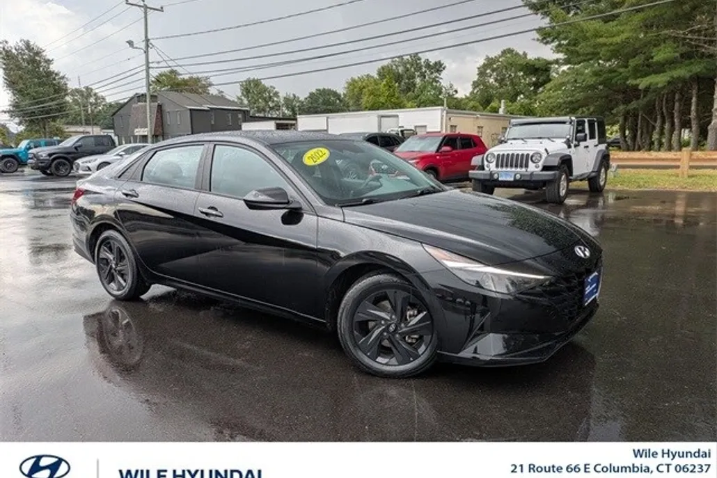 2022 Hyundai Elantra SEL photo 1