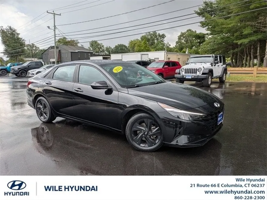 2022 Hyundai Elantra SEL photo 1