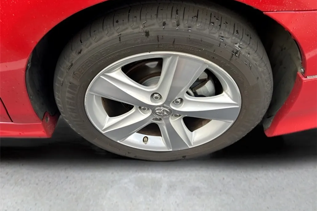 2011 Toyota Camry SE photo 1