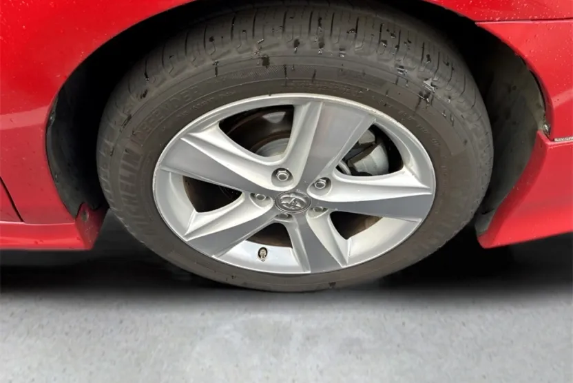 2011 Toyota Camry SE photo 1