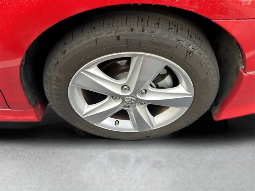 2011 Toyota Camry SE photo 1