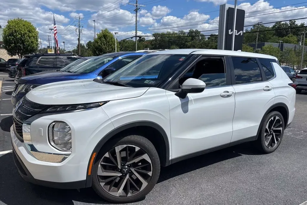 2022 Mitsubishi Outlander ES photo 1