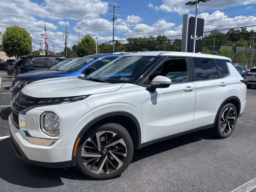 2022 Mitsubishi Outlander ES photo 1