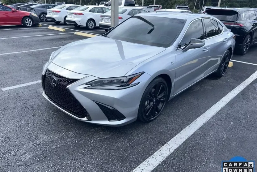 2024 Lexus ES 300h photo 1