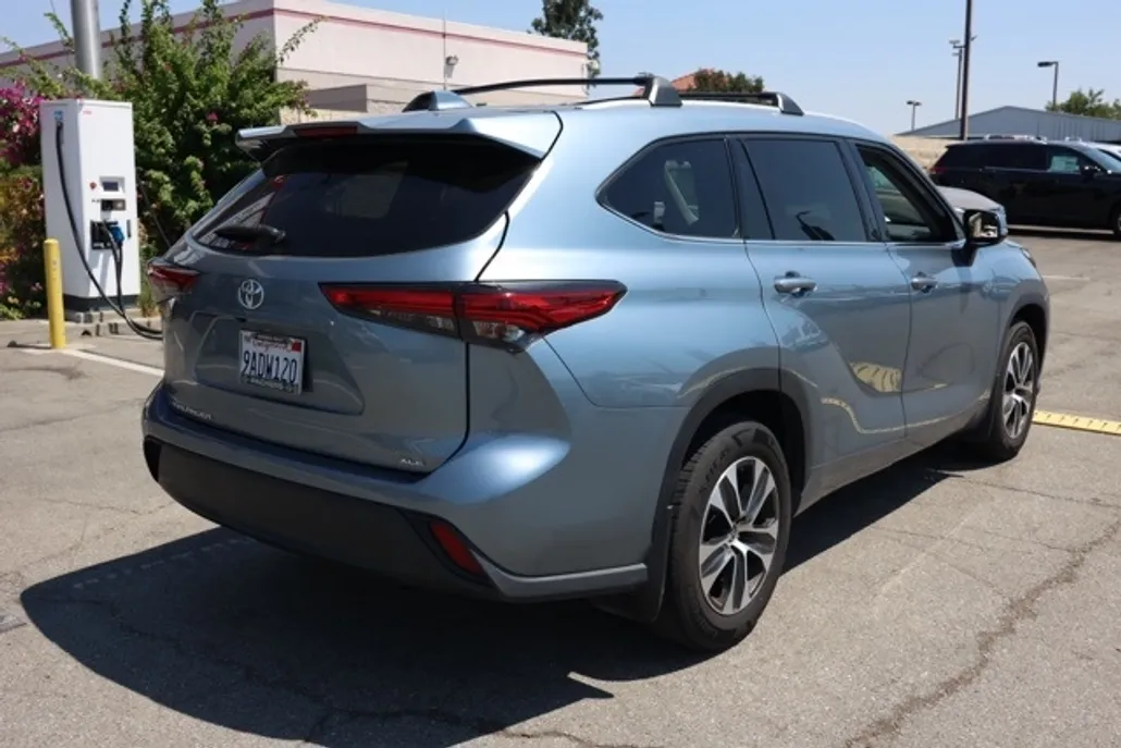 2022 Toyota Highlander XLE photo 1
