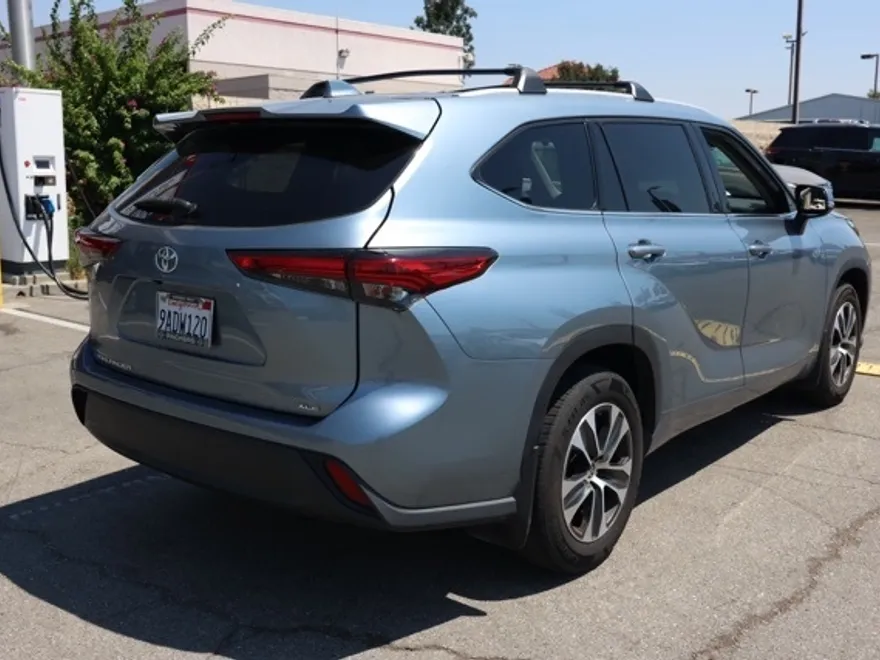 2022 Toyota Highlander XLE photo 1