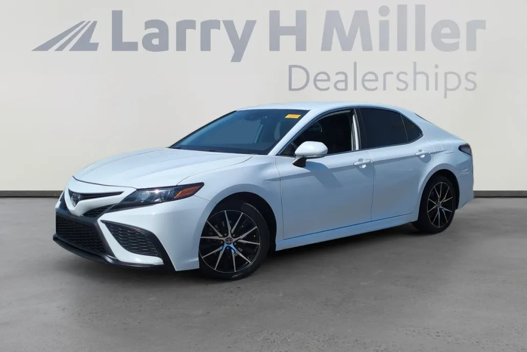 2022 Toyota Camry SE photo 1