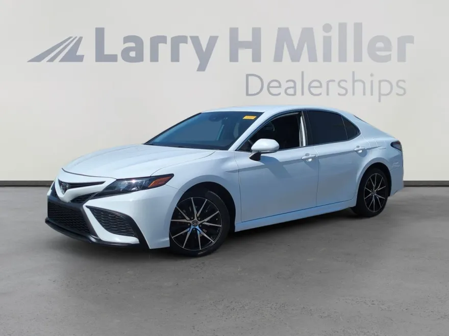 2022 Toyota Camry SE photo 1