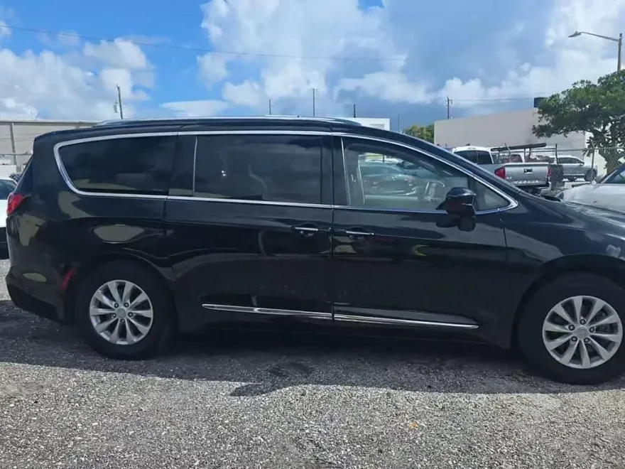 2018 Chrysler Pacifica Touring L photo 1