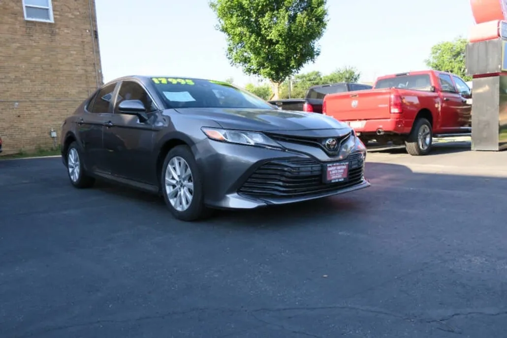2018 Toyota Camry LE photo 1