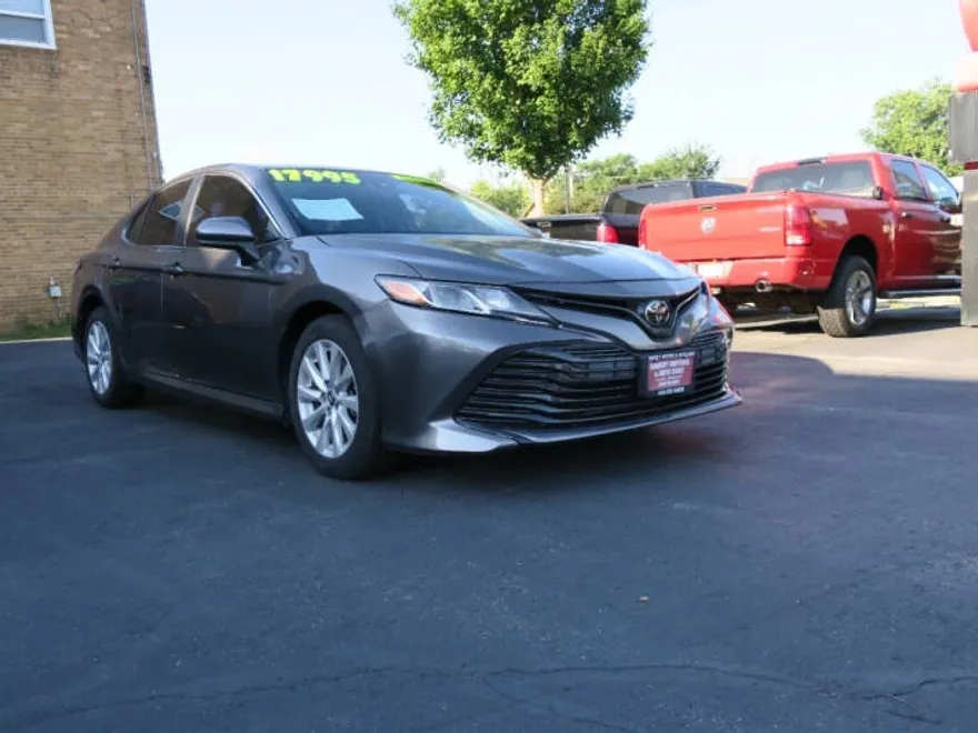 2018 Toyota Camry LE photo 1