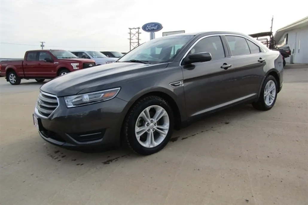 2015 Ford Taurus SEL photo 1
