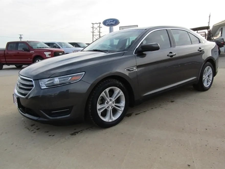 2015 Ford Taurus SEL photo 1