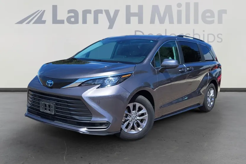 2024 Toyota Sienna LE photo 1