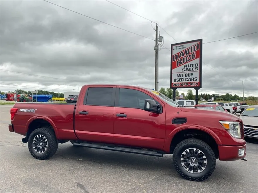 2019 Nissan Titan PRO-4X photo 1