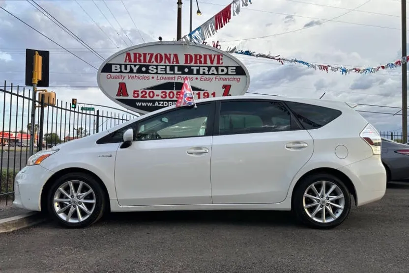 2014 Toyota Prius V Five photo 1