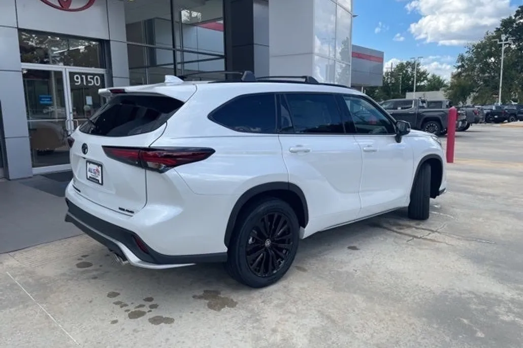 2025 Toyota Highlander XSE photo 1